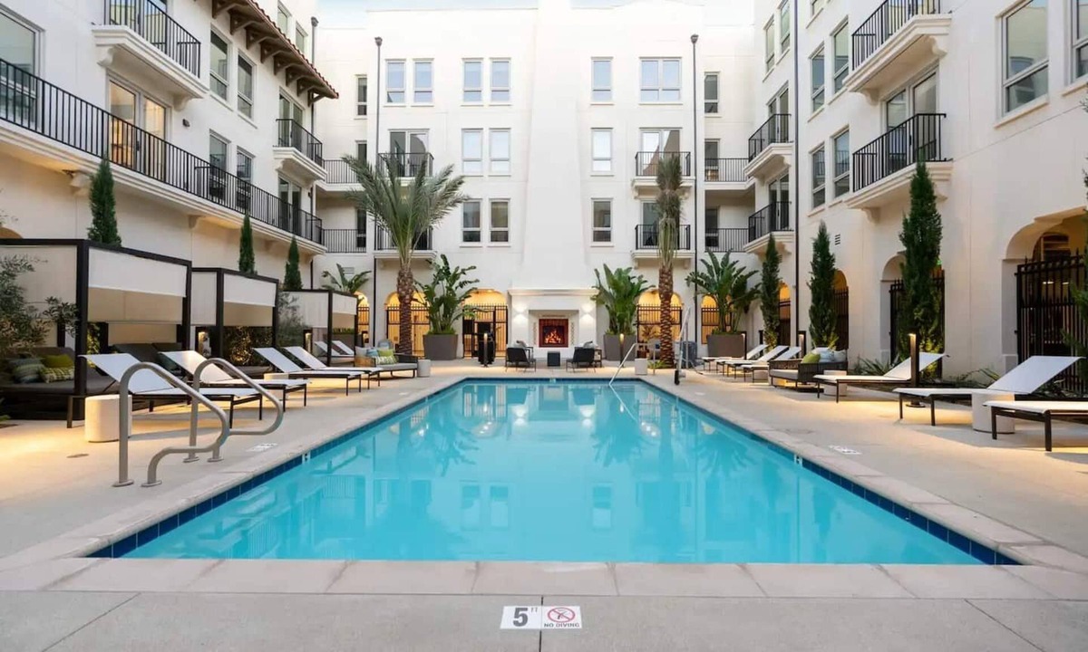 San Bernardino County Apartment | Contemporary King Suite｜Pool, Spa & Rooftop Deck