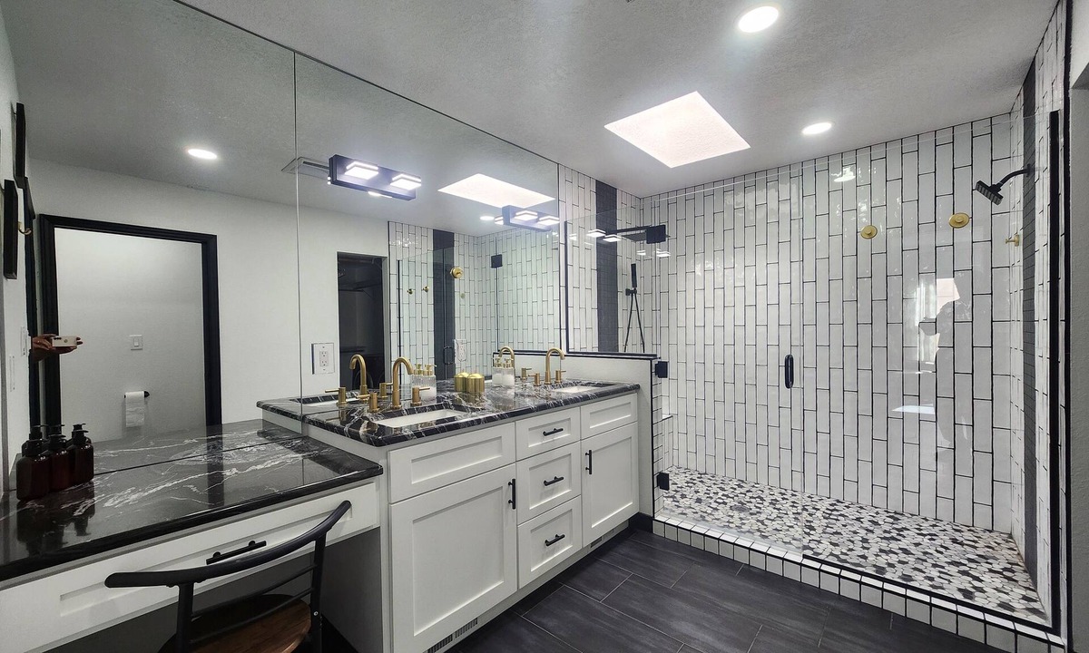 Northeast Heights House | Contemporary Monochrome Retreat With 4beds & POOL