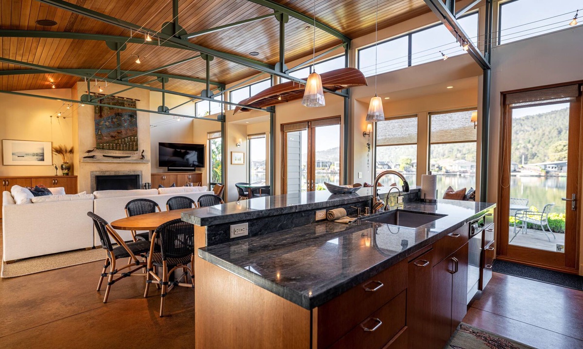 Stinson Beach House | Contemporary Seadrift Lagoon Retreat w/Hot Tub