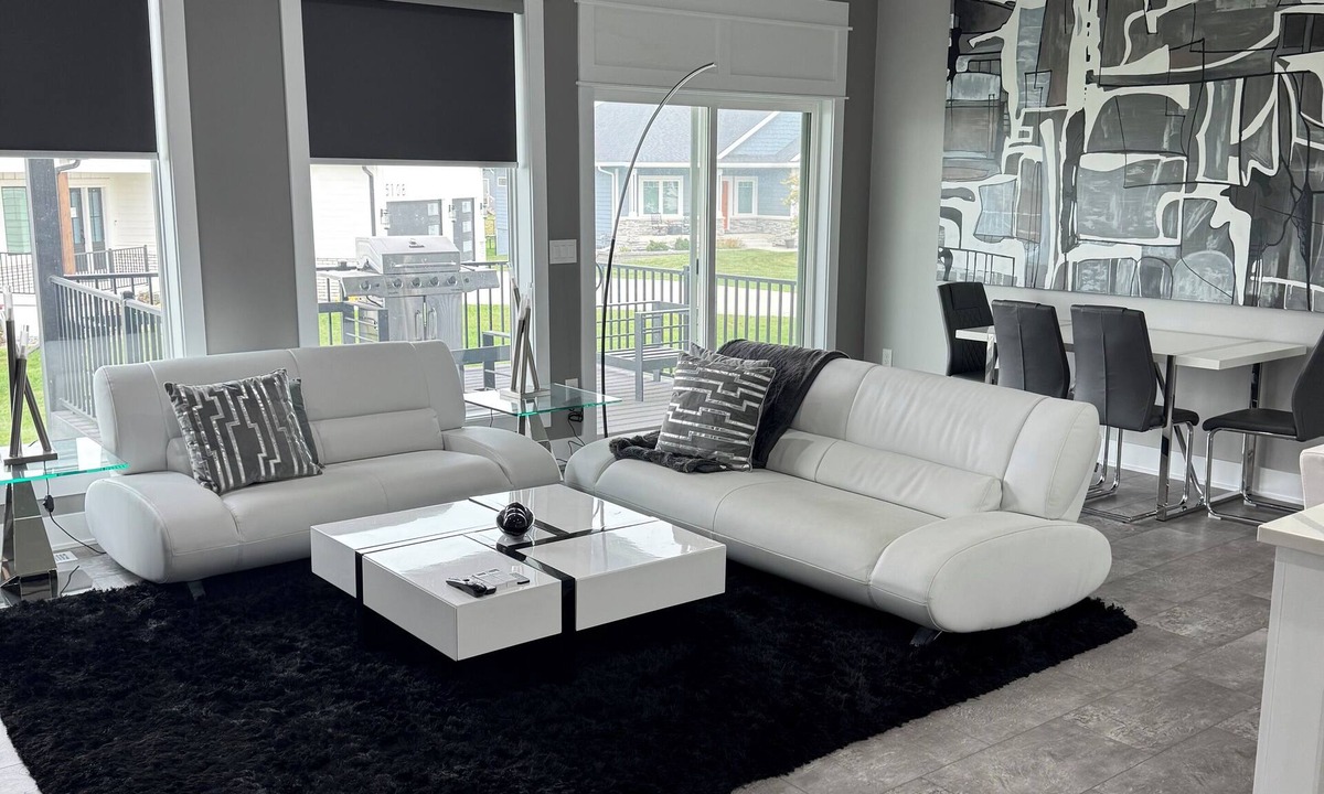 Grimes House | Contemporary & spacious 5-bedroom home with pool table & foosball in Urbandale!