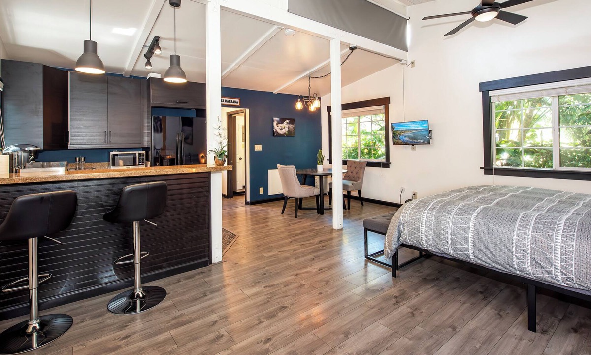 East Beach House | Contemporary Studio w/ King Bed