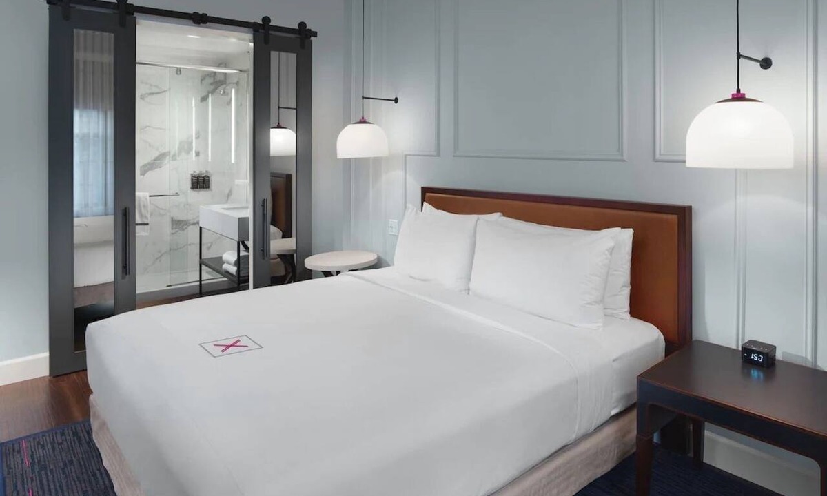 Mid-Market Hotel | Contemporary Suite, Axiom Hotel in San Francisco, Mono King