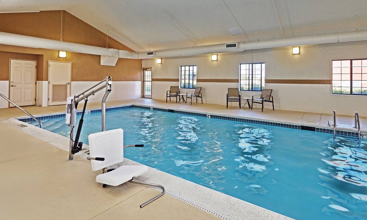 Northbrook Condo | Contemporary Suite in "The Glen" Business District | 24 Hour Fitness Center + Indoor Pool + Kitchen