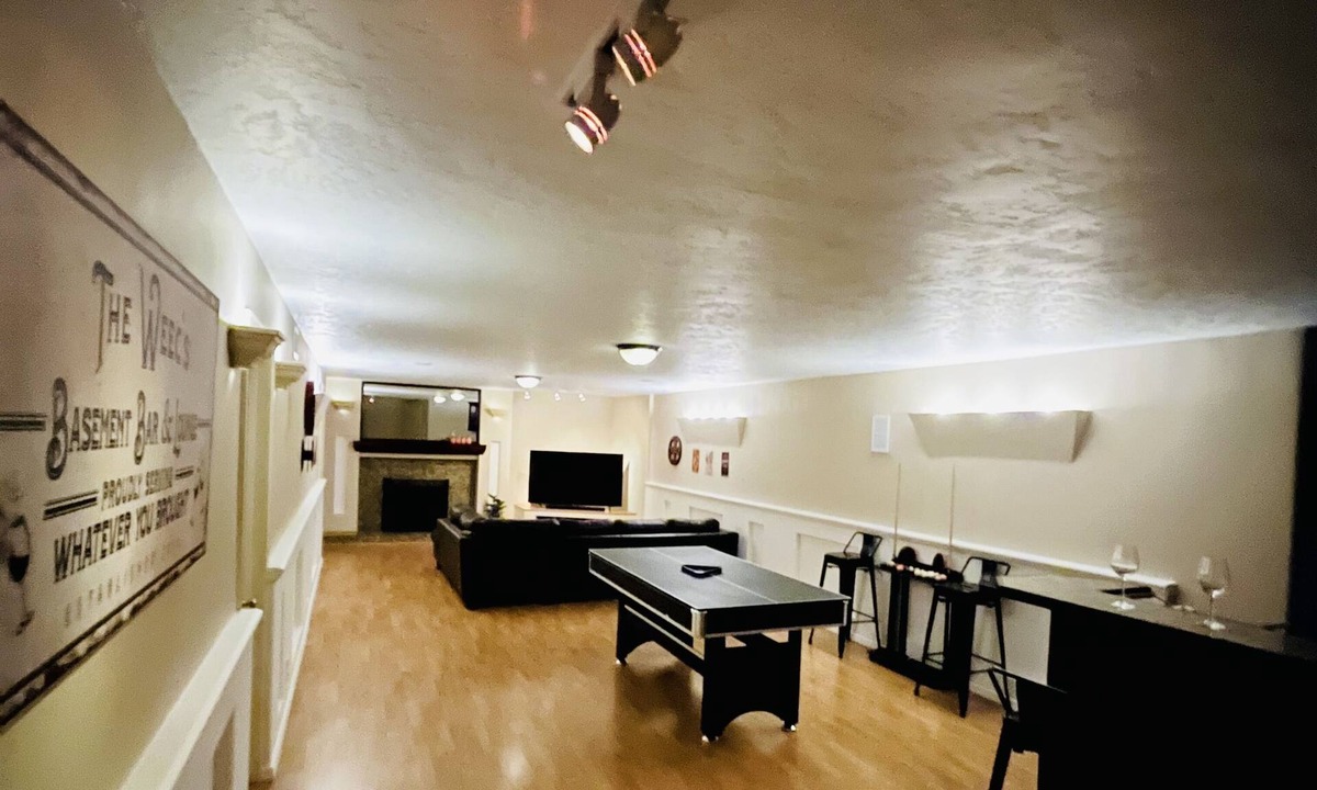 Kennewick House | Contemporary Traditional w/Pool, Wet Bar and Pool Table
