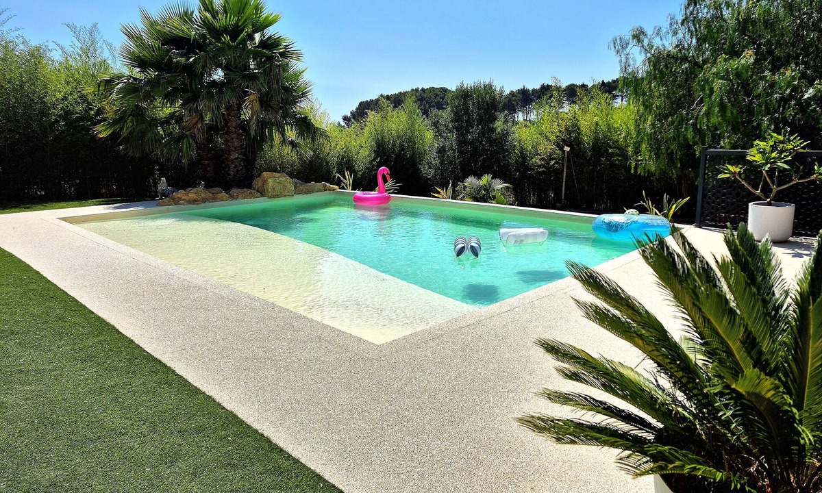 Sollies Pont House | Contemporary villa with beach pool and exotic garden