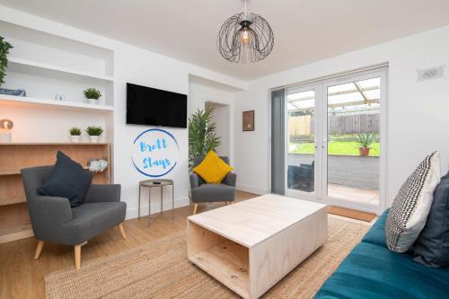 Severn Beach House | Contractor Accommodation Avonmouth 3 Bed Van Parking Sleeps 5