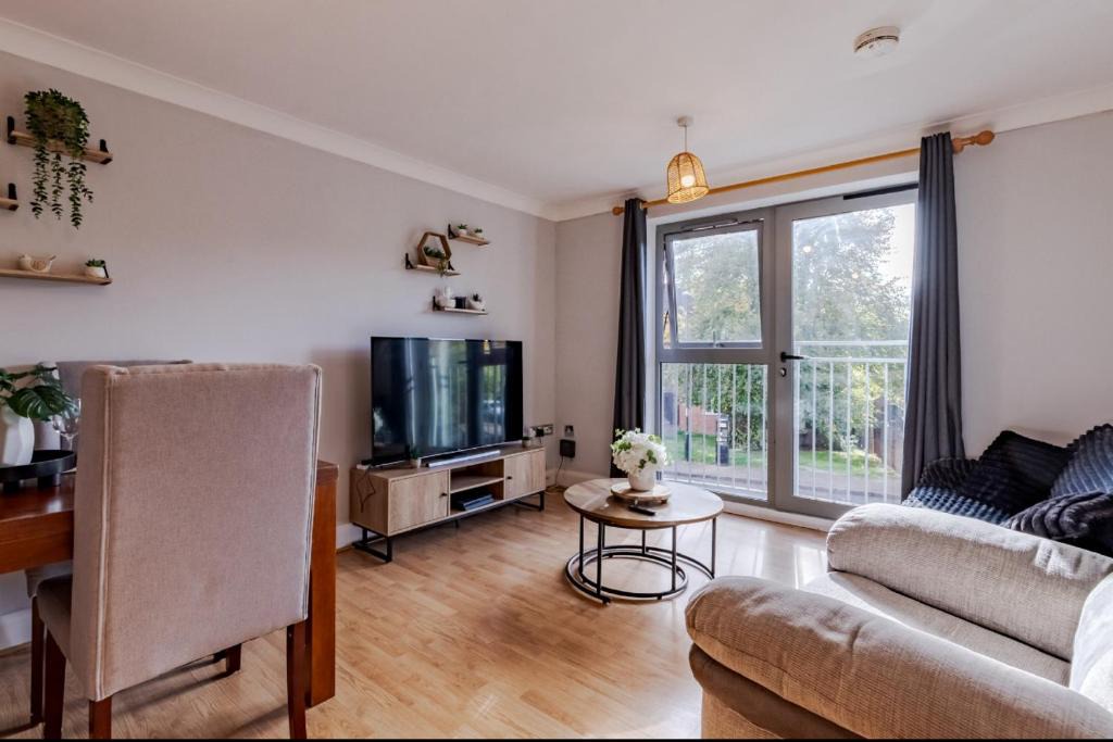 Coventry Apartment | Contractor-Friendly, Private Gated Parking, Fast WiFi, Sofa Bed & Netflix, 5-Min Walk to City Centre, 15-Min Walk to Train Station, Ideal for Relocators & Families