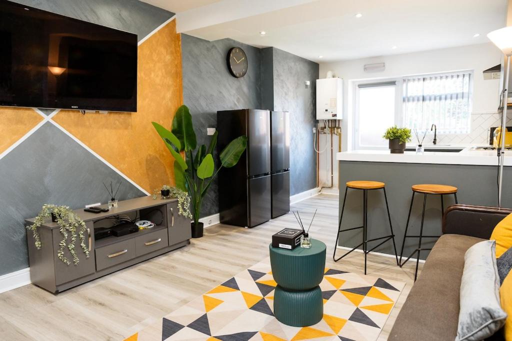 Coventry Apartment | Contractor, Professional and Family Stays near Coventry University, City Centre & Hospital