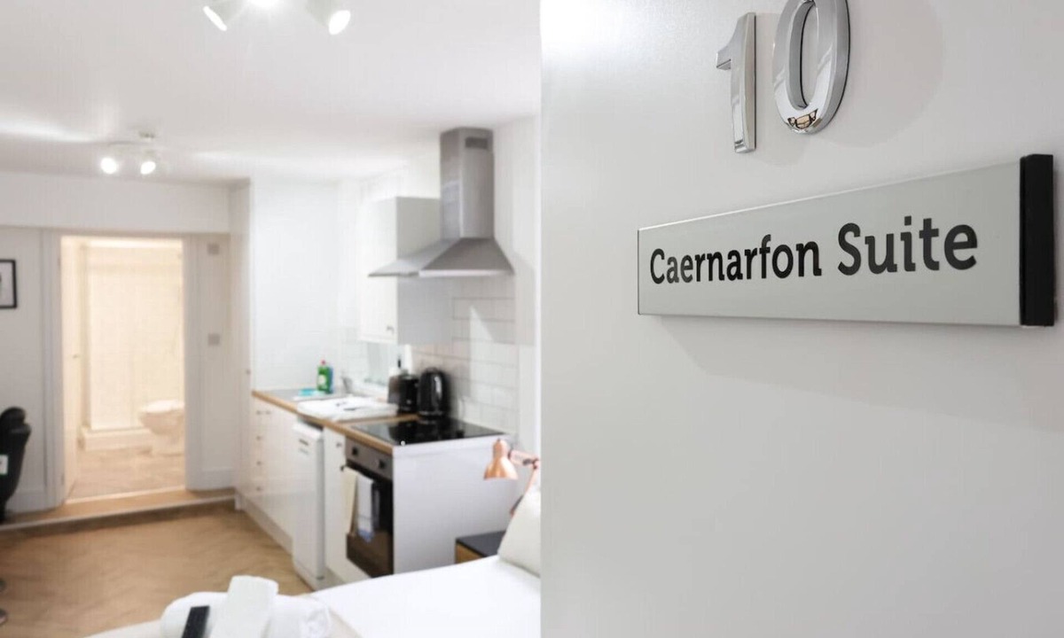 Margam Condo | Contractor Studio Parking Smart TV & Kitchen
