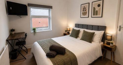 Kettering House | Contractor Workforce Accommodation - 5 Bedrooms Perfect For Work Crews & Groups, WiFi Smart TV's In All Rooms - Parking Sleeps 5-8 Guests
