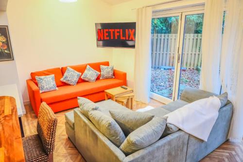 Staple Hill House | Contractors Long & Short Stay near City Centre by AltoLuxoExperience Short Lets & Serviced Accommodation with Free Parking & Wifi