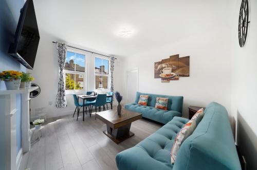 Ealing Common Apartment | Contractors welcome - 2-Bed Ealing Flat, Sleeps 6, Free Parking x2