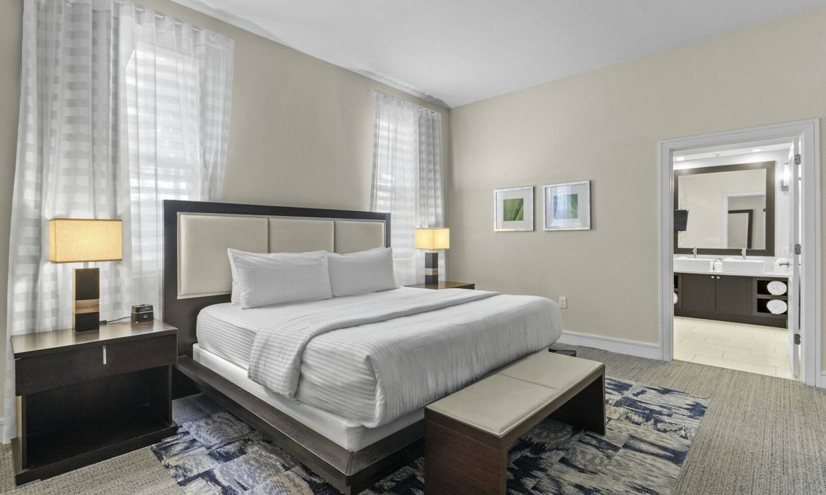 Ludlam Hotel | Convenient Countryside Stay! 2 Relaxing Rooms w/Balcony | Onsite Pool + Spa