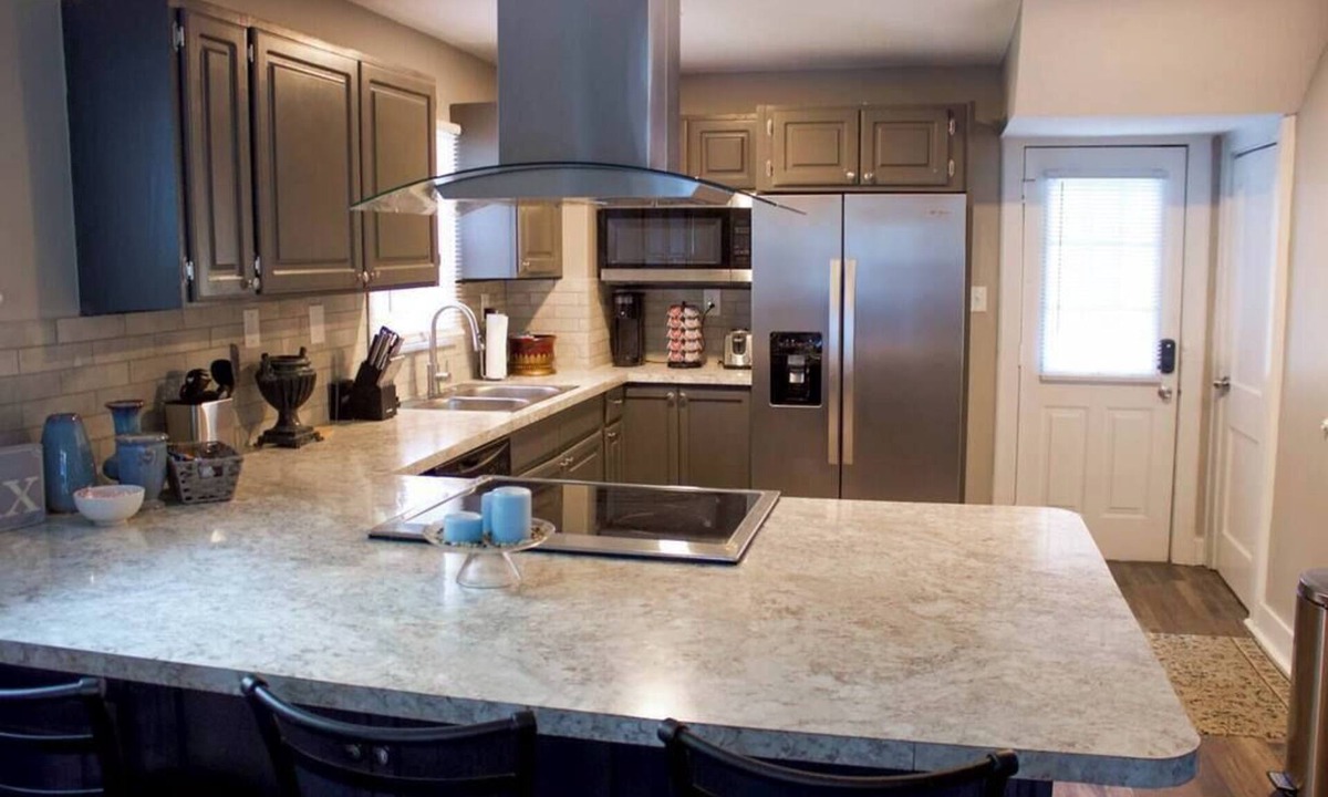West Akron House | Convenient Cozy Home - Dog & Family Friendly