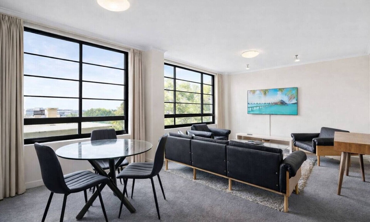 Darling Point Apartment | Convenient, Harbourside APT with parking & Views