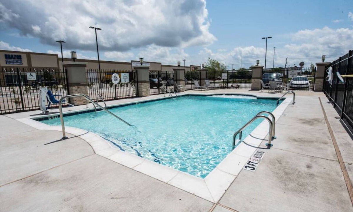 Southeast Houston Hotel | Convenient Houston Stay Near Airport, Clear Lake & Shopping — Free Breakfast