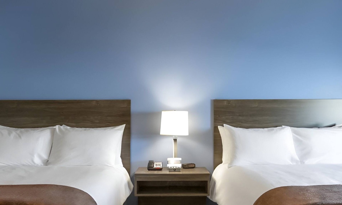 Nampa Hotel | Convenient Location and Spacious Room Near Lake Lowell - 3 Units with Kitchen!