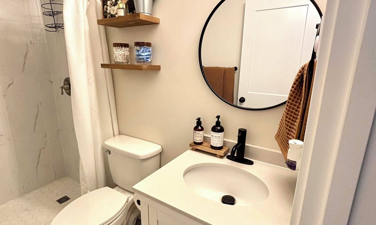 Southcenter House | Convenient modern 2br home, 5 mins from airport.