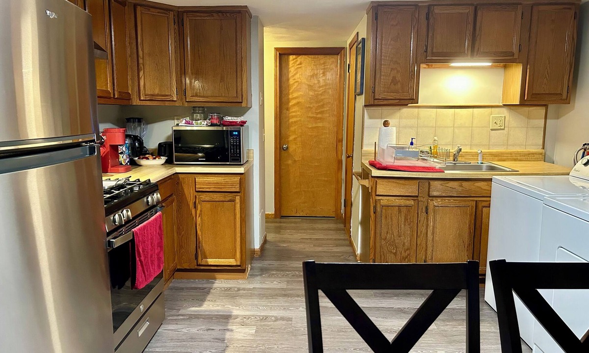 Chicopee Apartment | Convenient pet friendly 2br/3bd w/full bathroom located in a safe & quite city