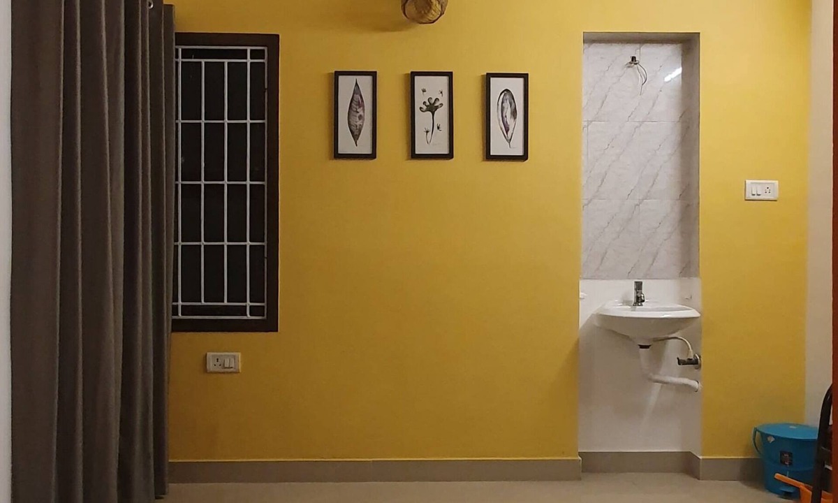 Anna Nagar Apartment | Convenient shared room in a 2bhk with all amenities at value in central Chennai.