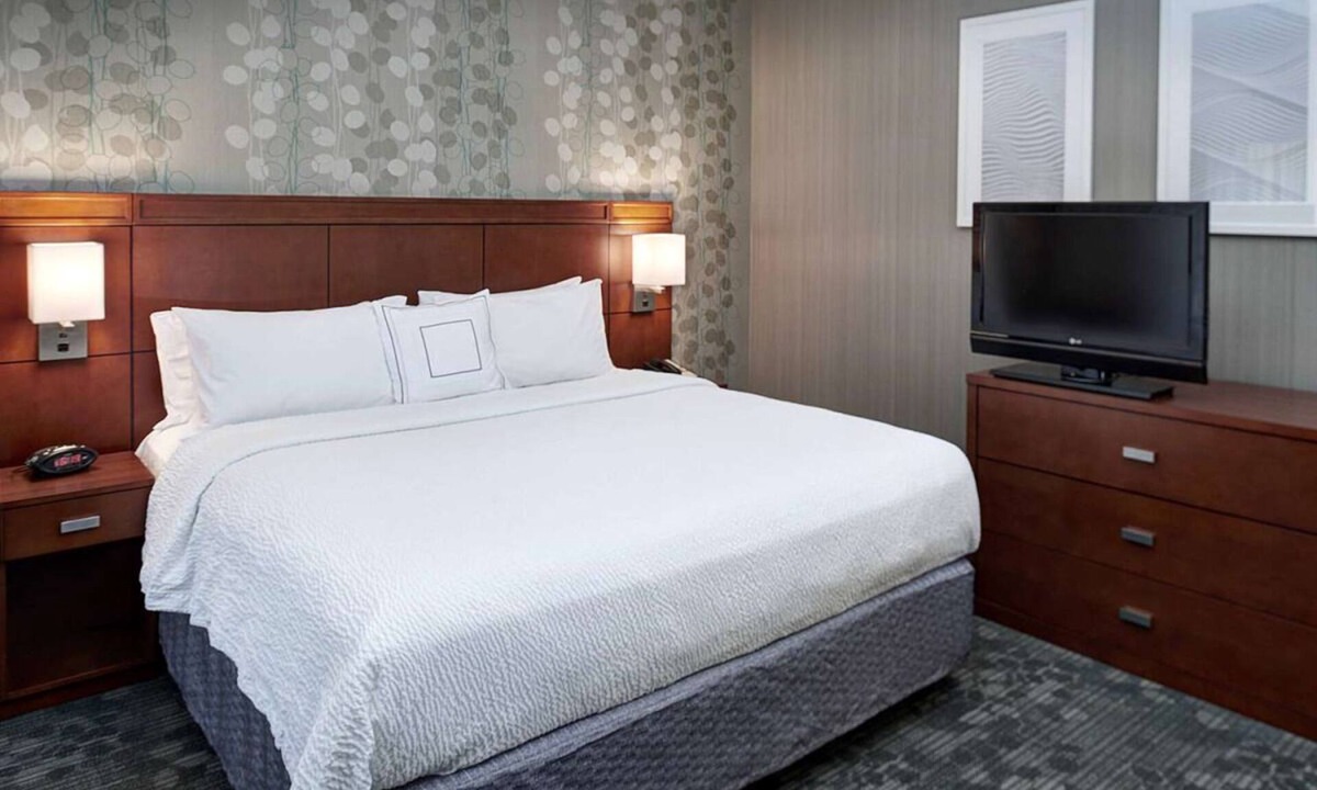 Brookfield Hotel | Convenient Stay in Brookfield! 3 Spacious Units, Pets Allowed, Indoor Pool!