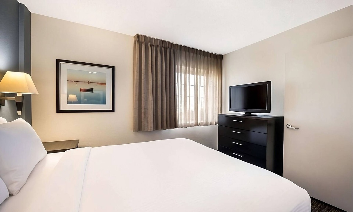 Warren Apartment | Convenient Stay in Michigan! 2 Comfortable Units, Kitchen, Parking!