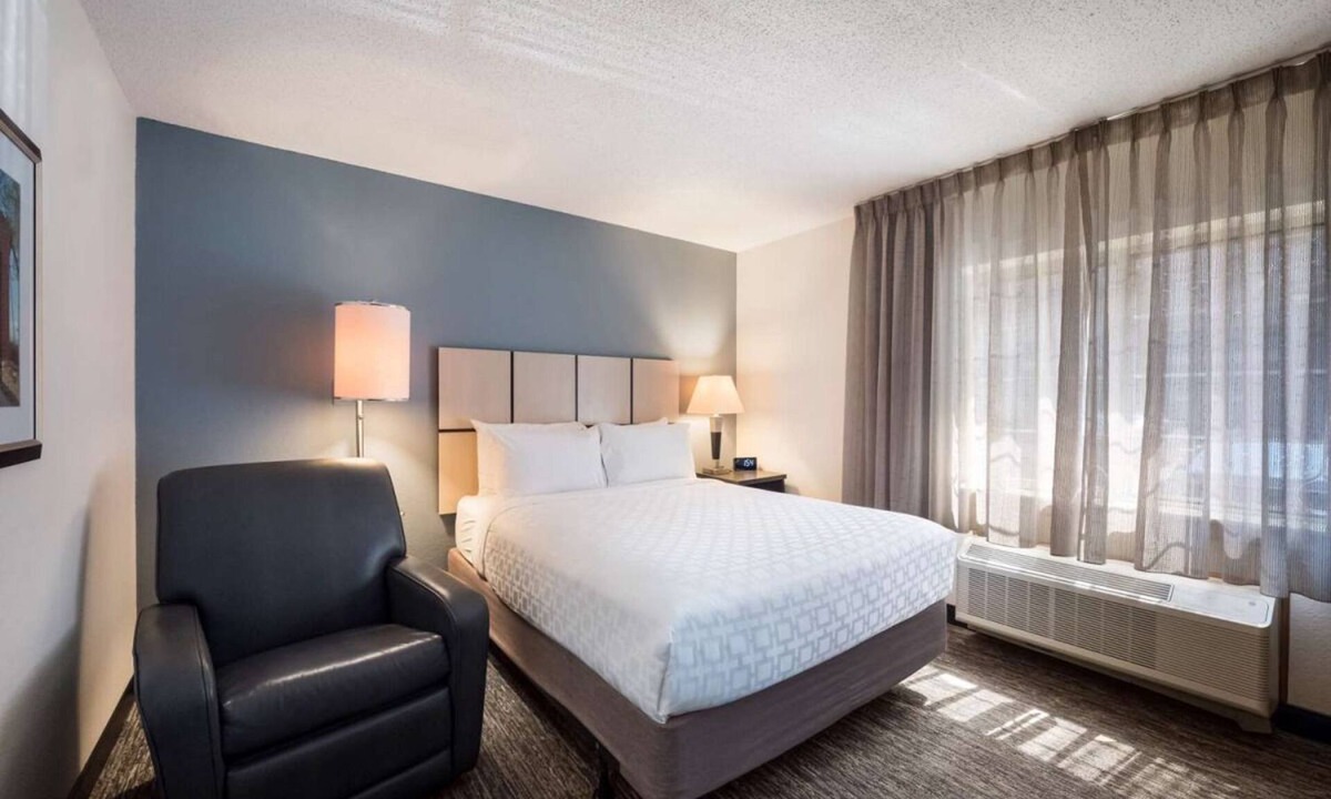 Bryant Pattengill West Hotel | Convenient Stay, Superb Location! 2 Relaxing Units, Pets are Allowed Here!
