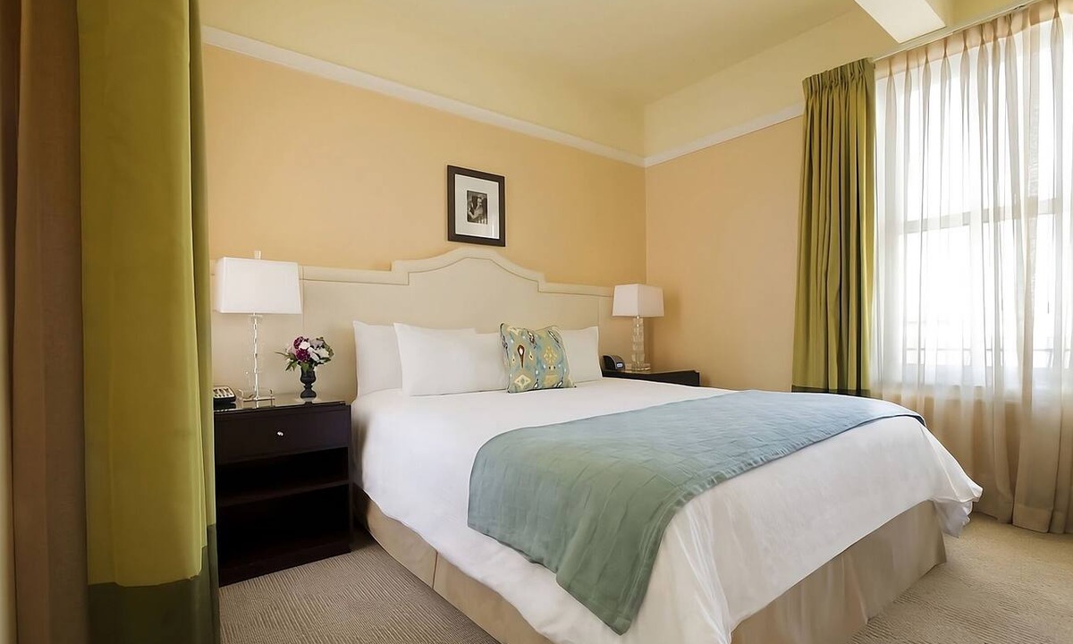 Goose Hollow Hotel | Convenient Stay, Superb Location near Providence Park! Two Suites, Pets Allowed!