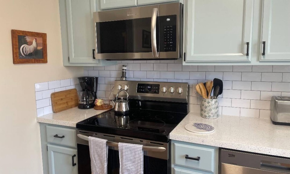 Midway House | Convenient Townhome in the heart of horse and bourbon country!