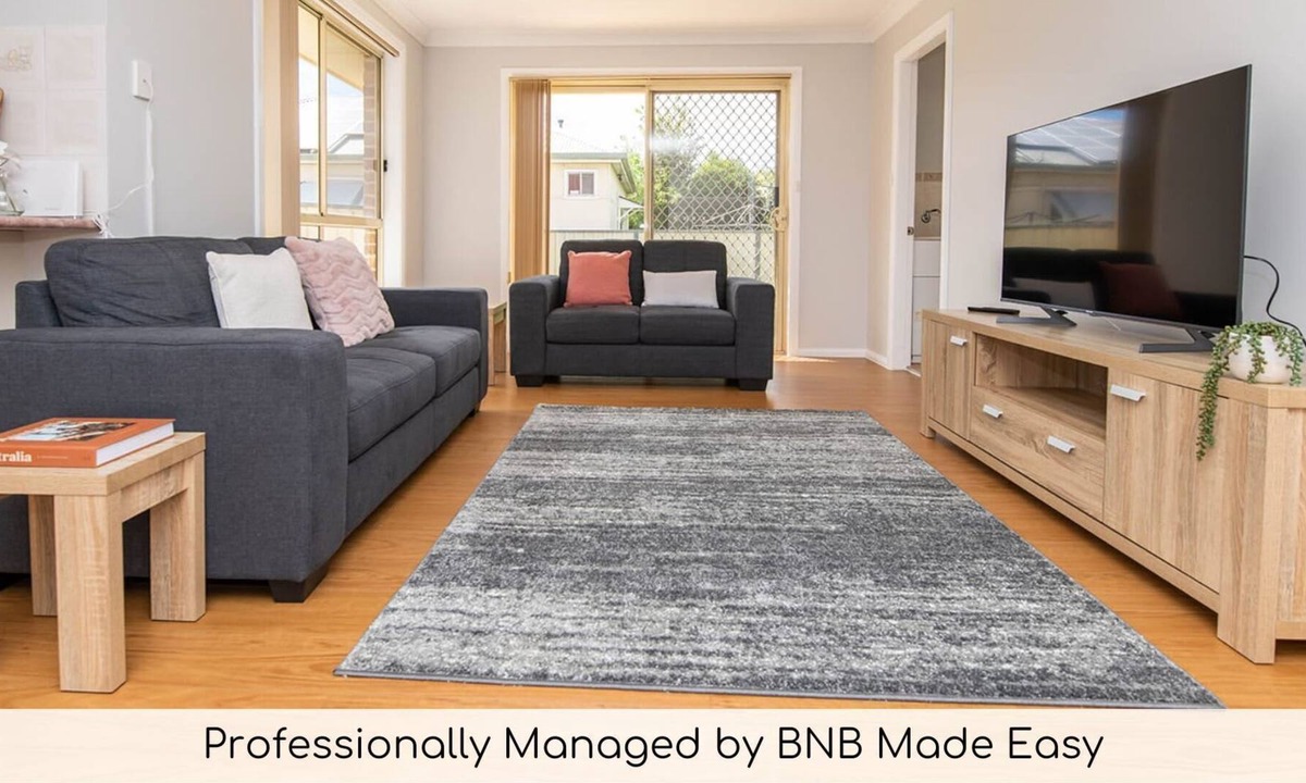 Orange East Villa | Convenient Villa on McLachlan - Walk to the CBD