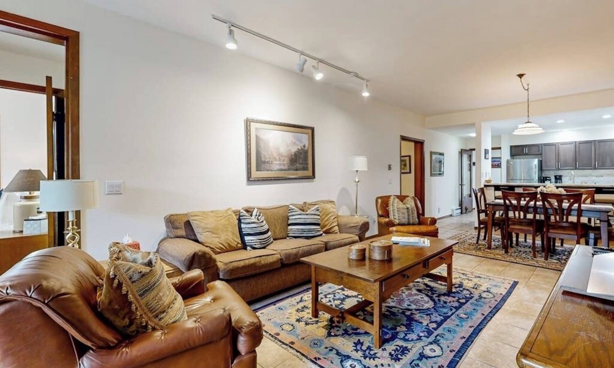 Eagle-Vail Condo | Conveniently located condo with W/D, full kitchen, & shared pool/hot tub