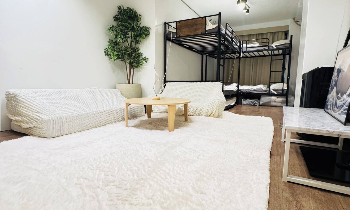 Nishi-Shinjuku Apartment | Conveniently located right next to Central Park and a 2-minute walk from the station! Cherry blossom illumination and picnics can be enjoyed. Easy to get anywhere in the central city center!