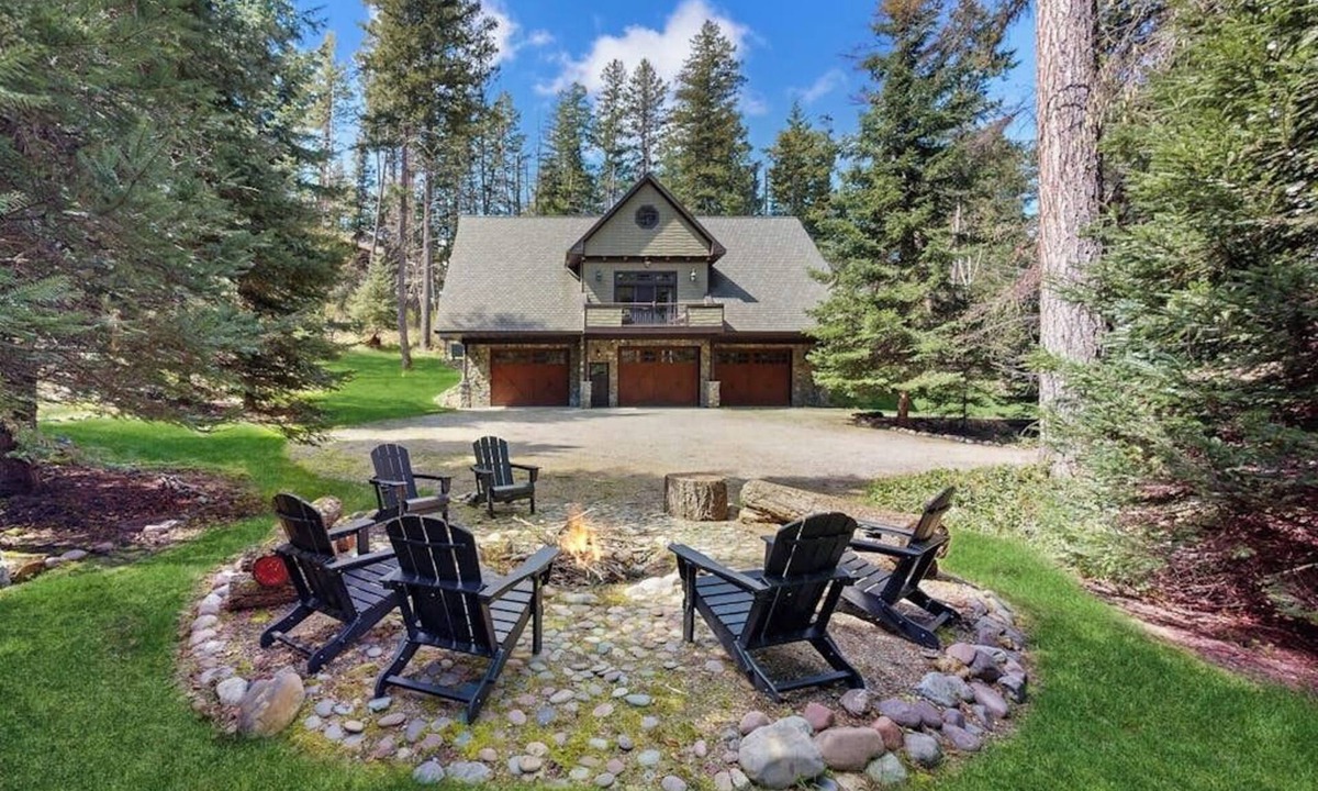 Kalispell House | Conveniently located home w/full kitchen, w/d, deck & near lake