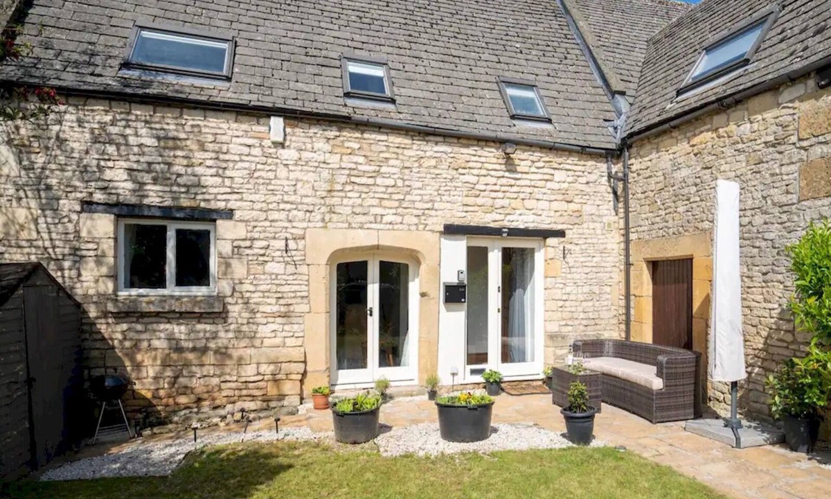 Cheltenham House | Converted 17th century barn with garden parking - Pass the Keys