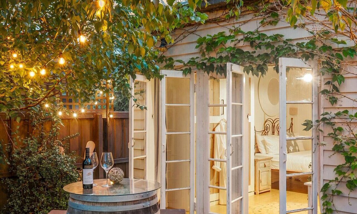 Queenscliff Apartment | Converted studio w/garden views