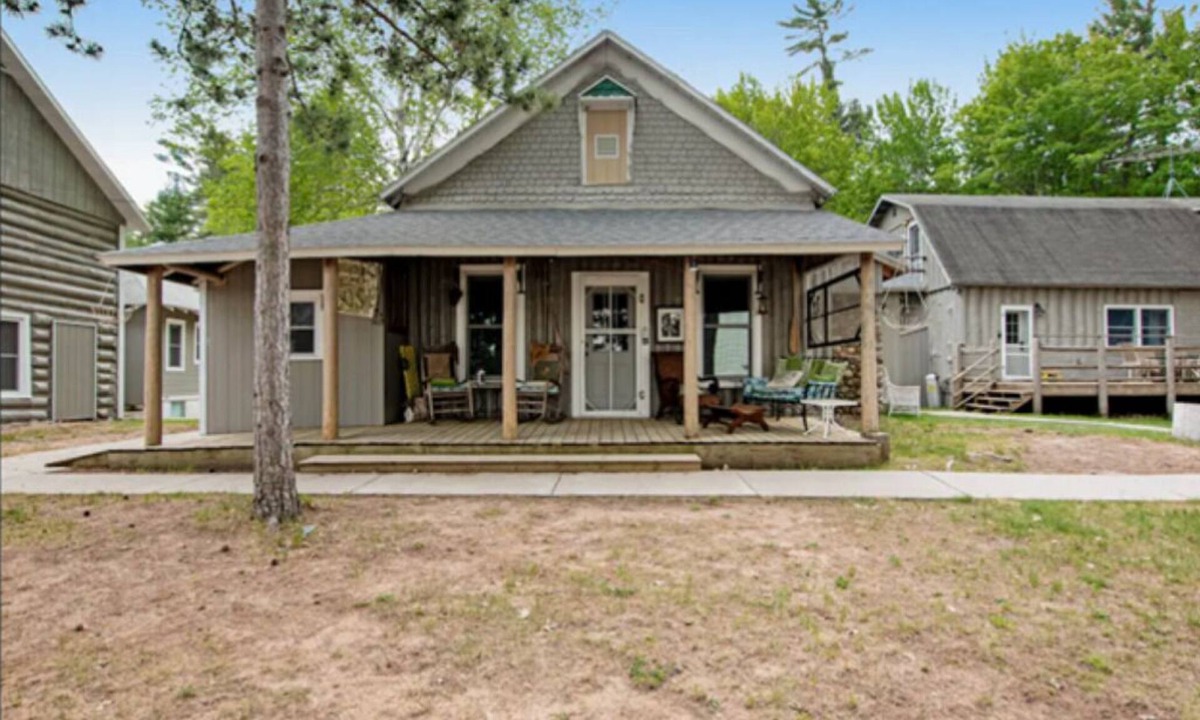 Eagle River Cabin | COOL 5br 2ba cabin on Catfish Lake, EAGLE RIVER CHAIN, covered porch, Beach