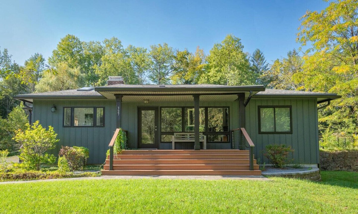 East Meredith House | Cool & Comfy Escape | Family Fun Awaits | Close to the Action