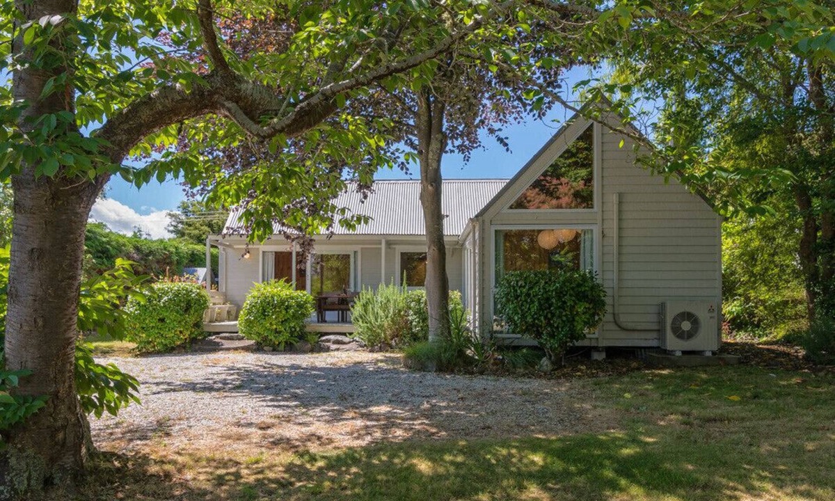 Wharewaka Cottage | Copper Beech Cottage - Wharewaka Holiday Home