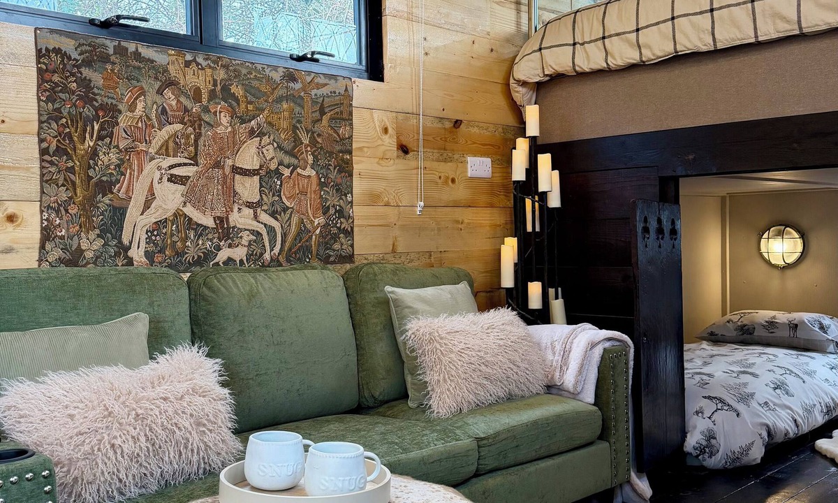 Fifield Cabin | Copper Castle & Petting Farm near Legoland