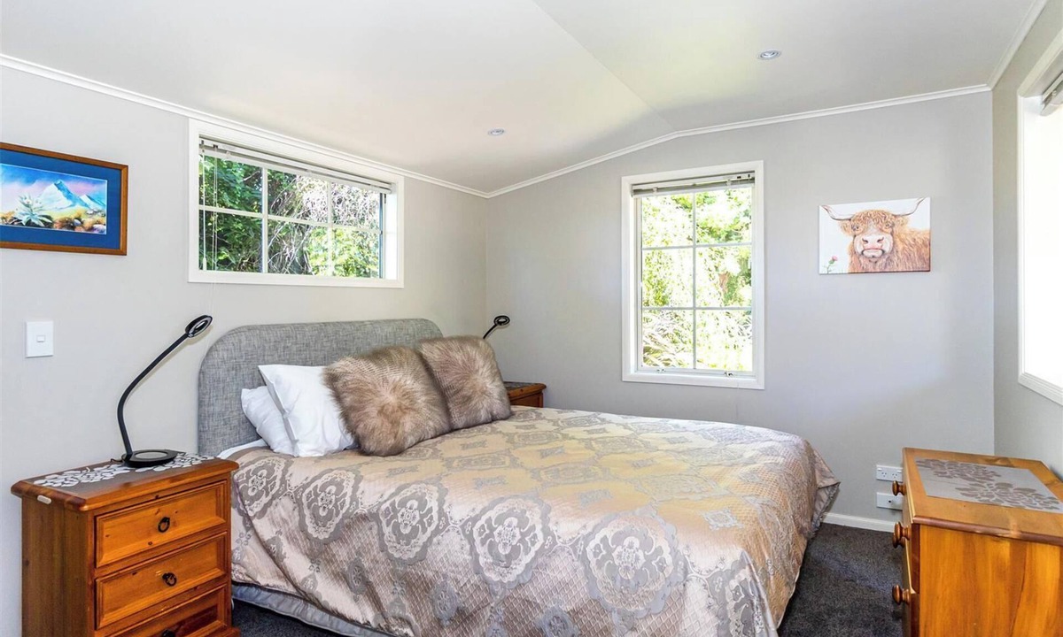 Middle Valley Cottage | Copper John, close to the Ski Fields here in the McKenzie. Quiet and private.