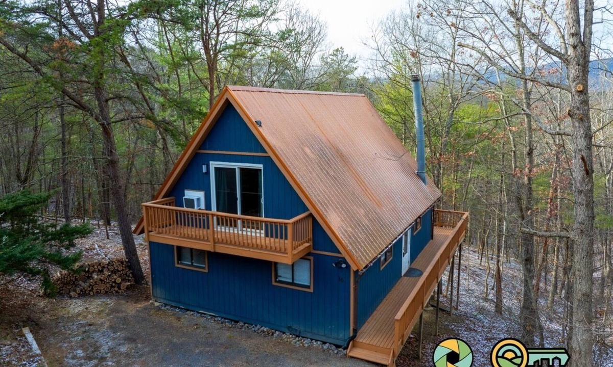 Basye Ski Chalet | Coppertop Chalet - cozy and convenient!
