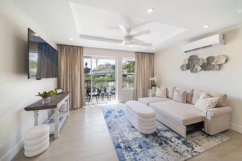 Little Battaleys Apartment | Coral Beach 101 2BR 2BR West Coast Condo, Pool, Rooftop, Beaches