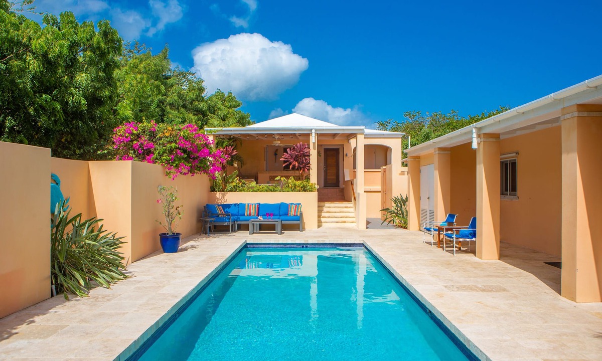 Estate Shoys House | Coral Reef, Shoys Home! - 2 minute walk to the beach!