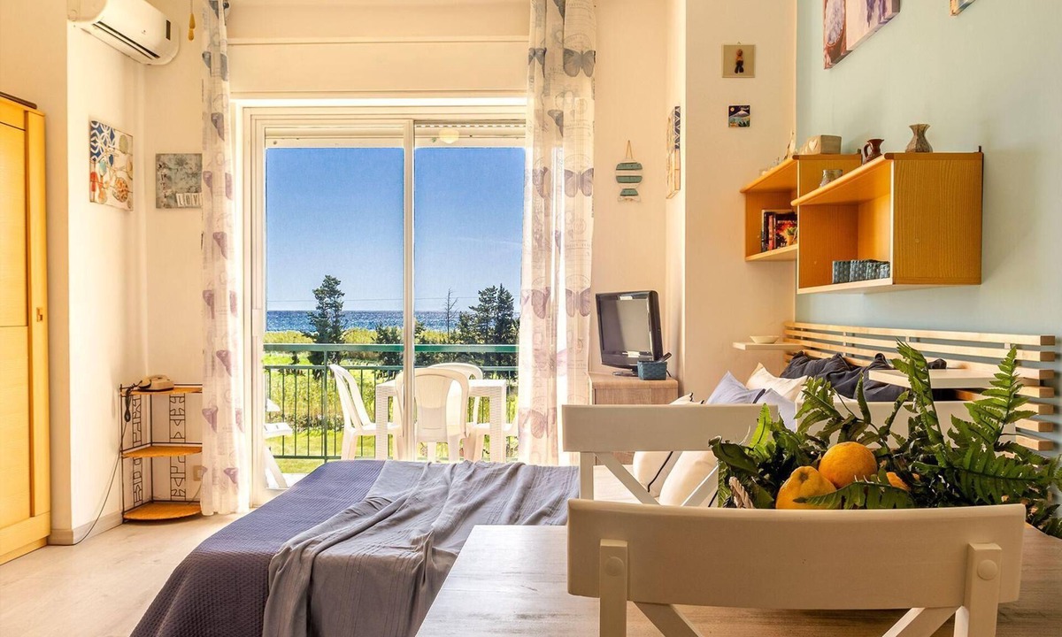 Porticato Apartment | Coral View Studio in Chianchitta-Pallio