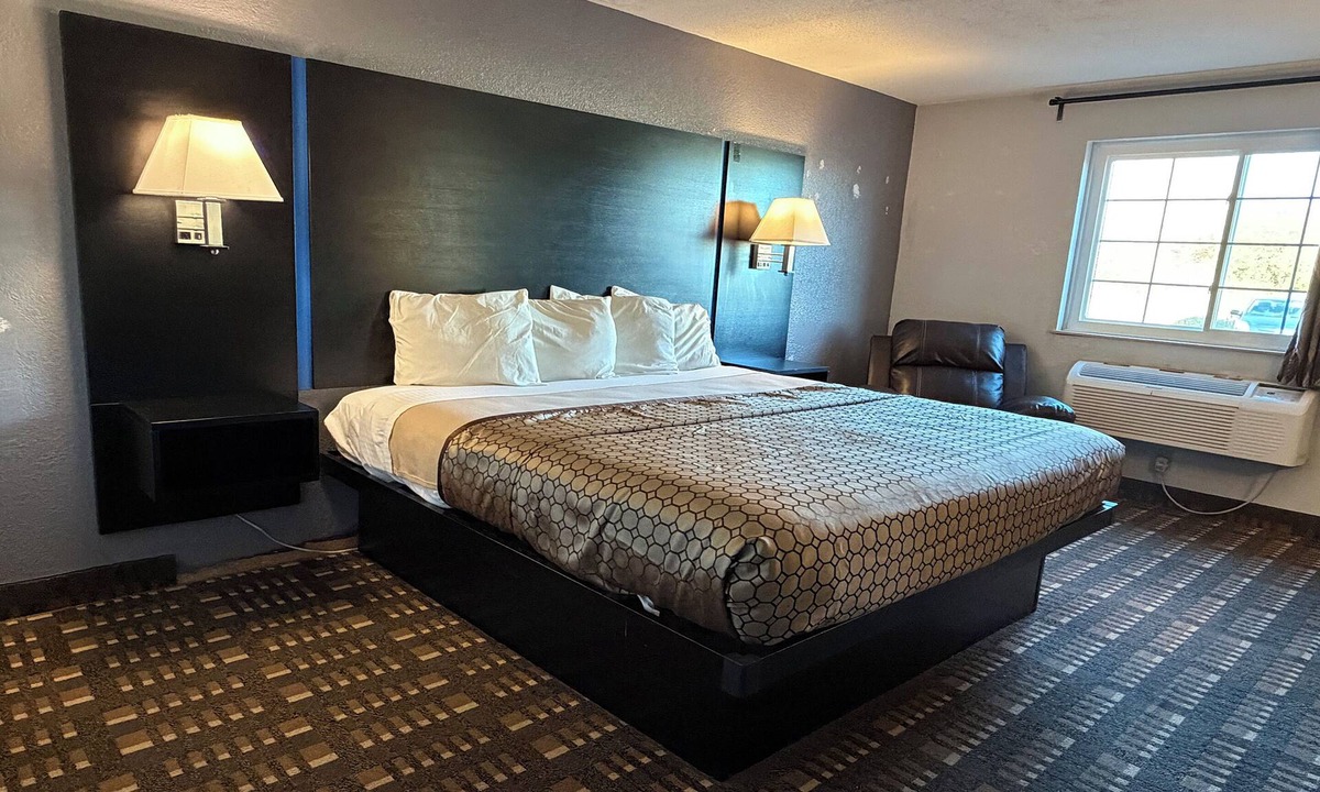 Grant Hotel | Coratel Inn and Suites by Jasper Stillwater Standard 1 King Bed Non Smoking
