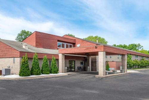 River Falls Hotel | Coratel Inn and Suites By Jasper River Falls