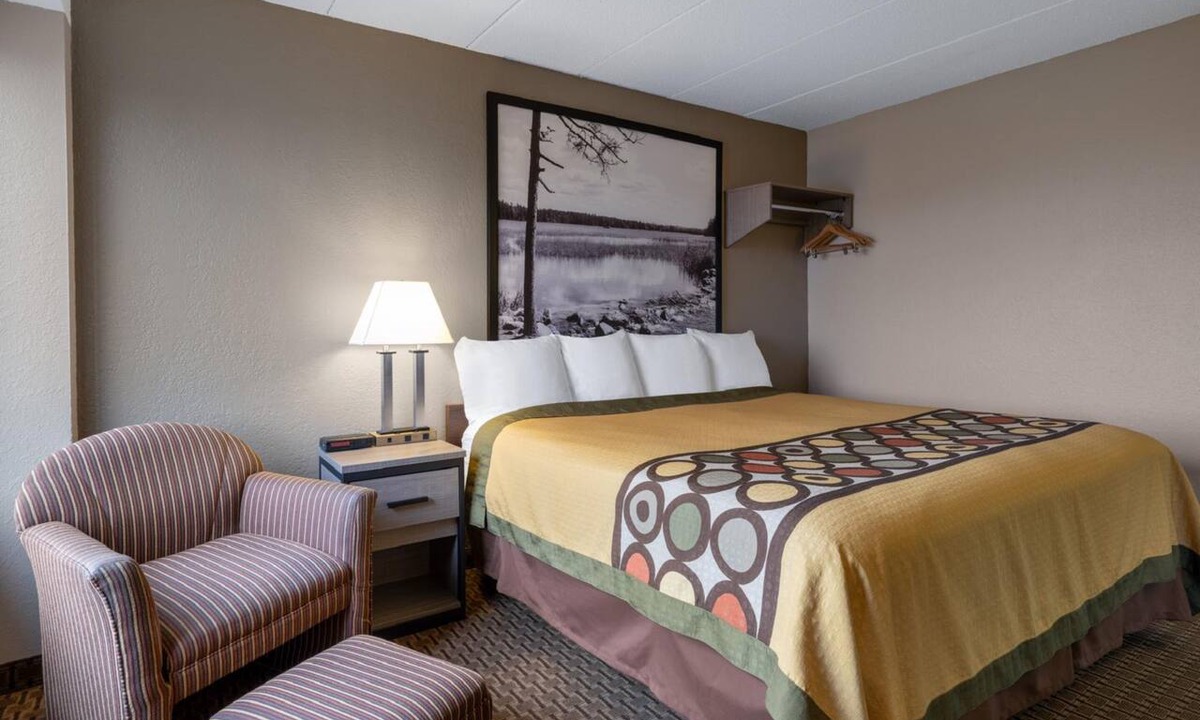 Owatonna Hotel | Coratel Inn & Suites by Jasper Owatonna - Deluxe 1 Queen Bed NS