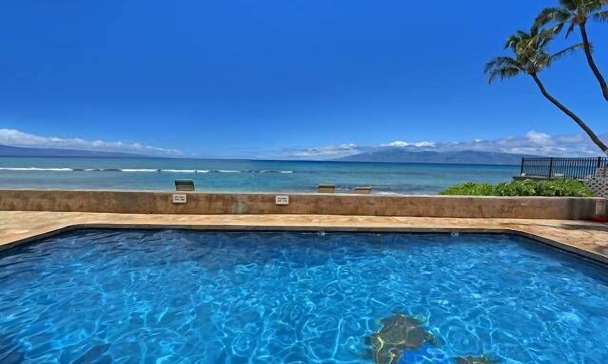 Honokowai Condo | Corner condo with direct beach access