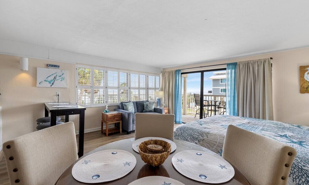 Cedar Key Condo | Corner condo with huge Gulf views