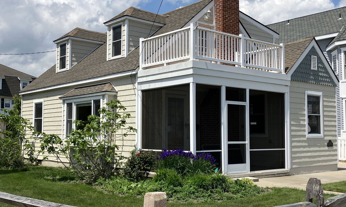 Avalon House | Corner Cottage 2 blocks from the beach!